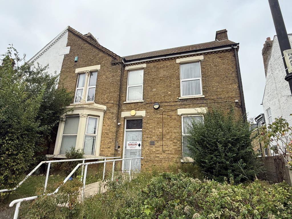 Lot: 25 - FORMER DOCTORS SURGERY WITH POTENTIAL - Semi-detached, brick built, former doctors surgery
